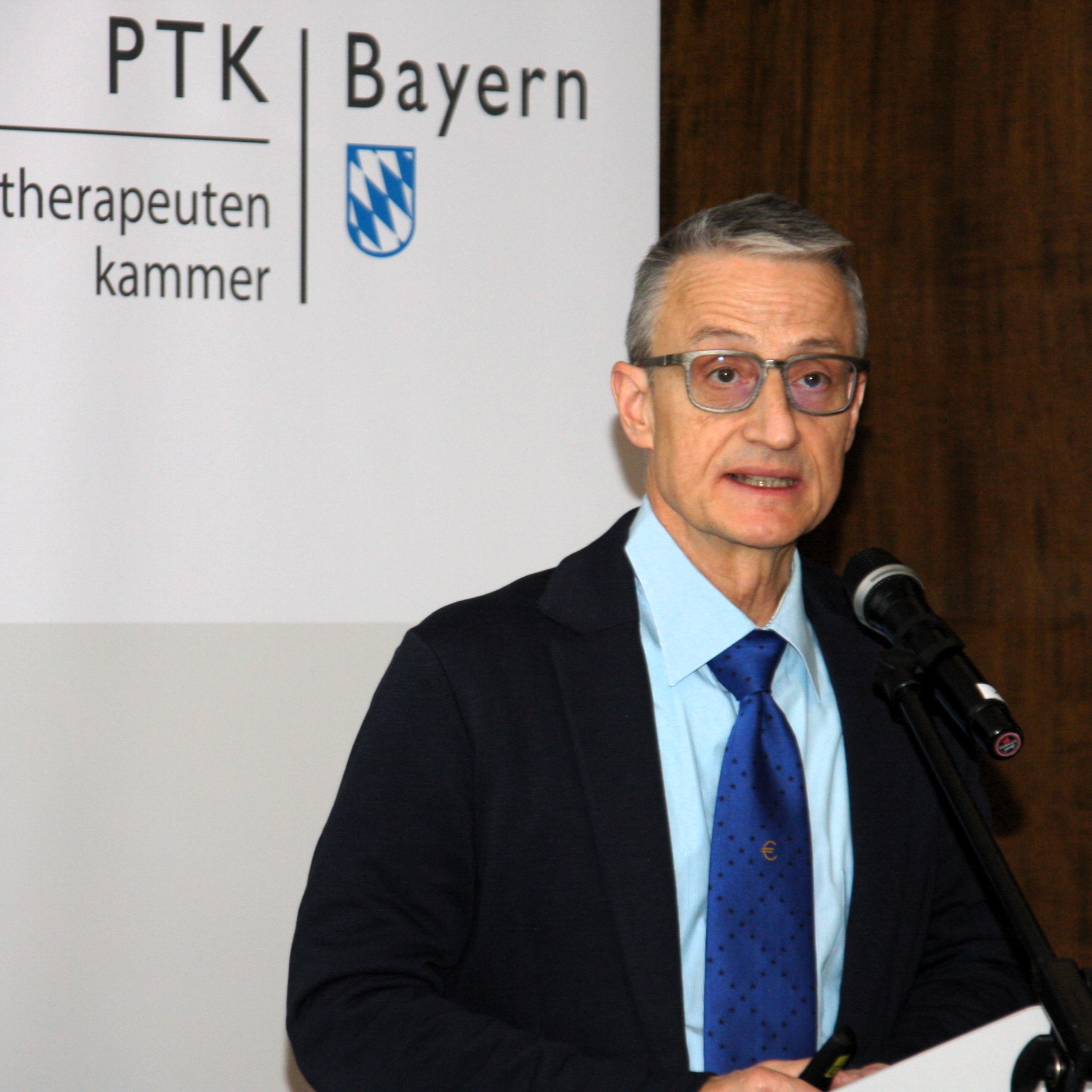 Ein Mann steht an einem Redepult